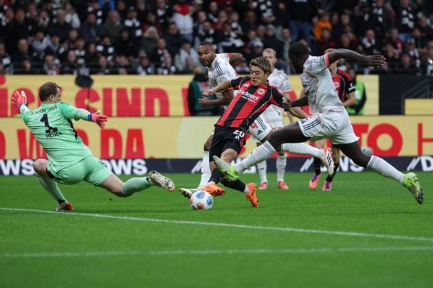 Fußball 1. Bundesliga - Eintracht Frankfurt - FC Bayern München am 04.10.2025 im Deutsche Bank Park in Frankfurt Ritsu Doan (Frankfurt 20) gegen Torwart Manuel Neuer (Muenchen 1) und Dayot Upamecano (Muenchen 2)