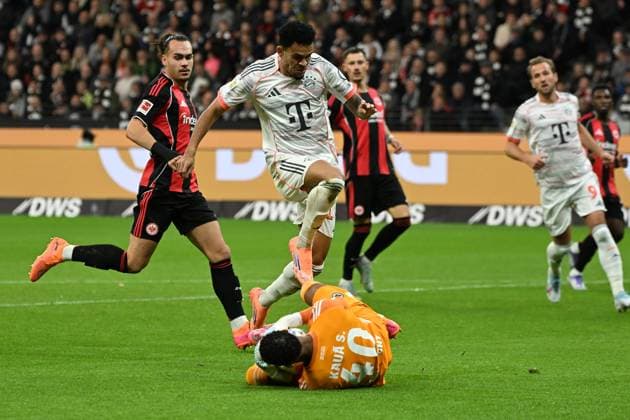 04.10.2025, xjhx, Fussball 1.Bundesliga, Eintracht Frankfurt - FC Bayern München v.l. Luis Diaz (FC Bayern Muenchen) Kaua Santos (Eintracht Frankfurt) Zweikampf, Aktion, action, battle for the ball Arthur Theate (Eintracht Frankfurt) (DFL DFB REGULATIONS PROHIBIT ANY USE OF PHOTOGRAPHS as IMAGE SEQUENCES and or QUASI-VIDEO) Frankfurt am Main
