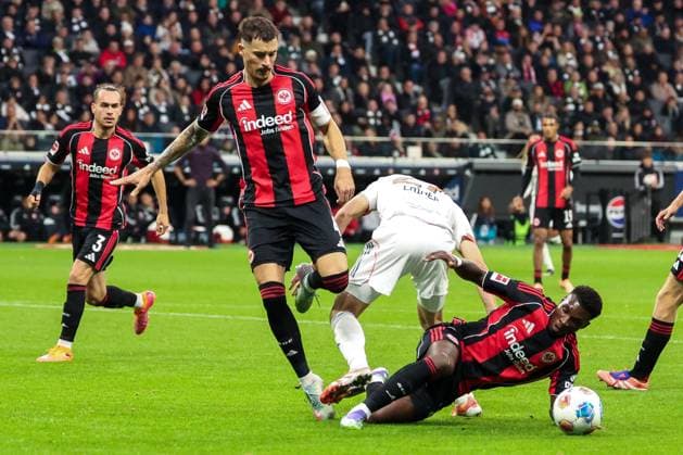 Aurelio Buta 24 (Eintracht Frankfurt) graetscht den Ball von Konrad Laimer 27 (FC Bayern Muenchen) ab. mit Robin Koch 4 (Eintracht Frankfurt), Eintracht Frankfurt vs. FC Bayern Muenchen, DFL, Bundesliga, Saison 2025 2026, Deutsche Bank Park, Hinrunde, 6. Spieltag, 04.10.2025 DFB regulations prohibit any use of photographs as image sequences and or quasi-video Frankfurt Hessen Deutschland