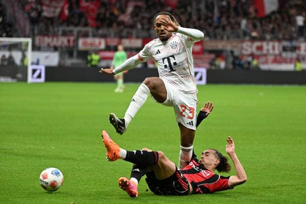 04.10.2025, xjhx, Fussball 1.Bundesliga, Eintracht Frankfurt - FC Bayern München v.l. Sacha Boey (FC Bayern Muenchen) Arthur Theate (Eintracht Frankfurt) Zweikampf, Aktion, action, battle for the ball (DFL DFB REGULATIONS PROHIBIT ANY USE OF PHOTOGRAPHS as IMAGE SEQUENCES and or QUASI-VIDEO) Frankfurt am Main