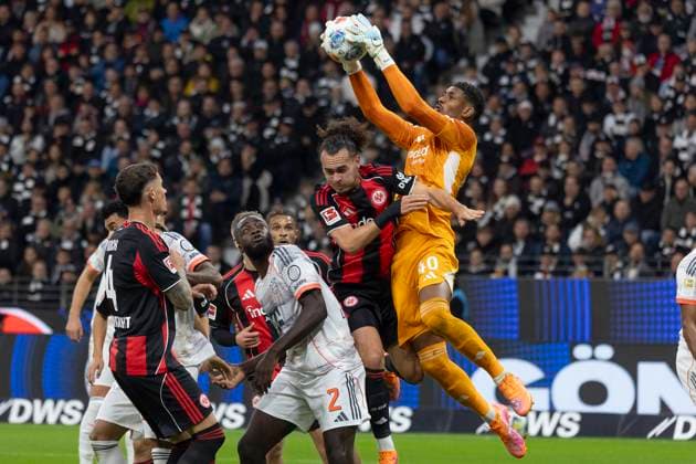 1. Fussball Bundesliga: Eintracht Frankfurt - FC Bayern München, 04.10.2025 Kaua Santos (Eintracht Frankfurt 40) fängt den Ball nach einer Flanke & Arthur Theate (Eintracht Frankfurt 3) & Robin Koch (Eintracht Frankfurt 4) & Dayot Upamecano (FC Bayern München 2), Eintracht Frankfurt - FC Bayern München, Frankfurt, Deutsche Bank Park, 4.10.2025 Copyright: xBEAUTIFULxSPORTS Gawlikx