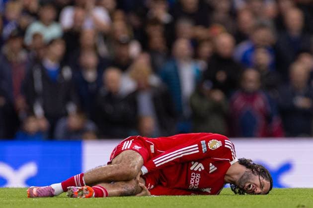 Football - FA Premier League - Chelsea FC v Liverpool FC LONDON, ENGLAND - Saturday, October 4, 2025: Liverpool s Dominik Szoboszlai down injured following a tackle during the FA Premier League match between Chelsea FC and Liverpool FC at Stamford Bridge. (Photo by David Rawcliffe Propaganda) LONDON Stamford Bridge GREATER LONDON ENGLAND  Copyright: xDavidxRawcliffex P2025-10-04-Chelsea_Liverpool-86