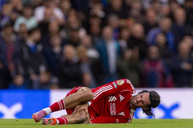 Football - FA Premier League - Chelsea FC v Liverpool FC LONDON, ENGLAND - Saturday, October 4, 2025: Liverpool s Dominik Szoboszlai down injured following a tackle during the FA Premier League match between Chelsea FC and Liverpool FC at Stamford Bridge. (Photo by David Rawcliffe Propaganda) LONDON Stamford Bridge GREATER LONDON ENGLAND  Copyright: xDavidxRawcliffex P2025-10-04-Chelsea_Liverpool-87