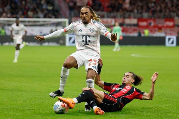 Zweikampf zwischen v.l.: Sacha Boey (FC Bayern Muenchen, 23) und Arthur Theate (Eintracht Frankfurt, 3) 04.10.2025, Fussball, 1. Bundesliga, Eintracht Frankfurt - FC Bayern München, GER, Frankfurt am Main, Deutsche Bank Park, DFL REGULATIONS PROHIBIT ANY USE OF PHOTOGRAPHS AS IMAGE SEQUENCES AND OR QUASI-VIDEO. Copyright: HMBxMedia xHeikoxBecker