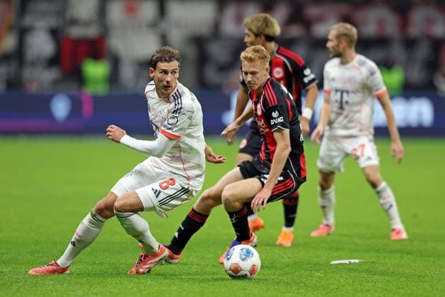 04.10.2025, xovx, Fußball Bundesliga, Eintracht Frankfurt - FC Bayern München v.l. Leon Goretzka (FC Bayern München), Hugo Larsson (Eintracht Frankfurt) (DFL DFB REGULATIONS PROHIBIT ANY USE OF PHOTOGRAPHS as IMAGE SEQUENCES and or QUASI-VIDEO) emspor Frankfurt am Main
