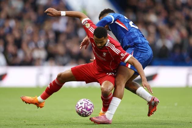 Chelsea v Liverpool 04 October 2025, London - Premier League Football - Chelsea v Liverpool - Cody Gakpo of Liverpool battles with Reece James of Chelsea - Photo: Jacques Feeney Offside. London UK Copyright: xJacquesxFeeneyx xOffsidexOffside