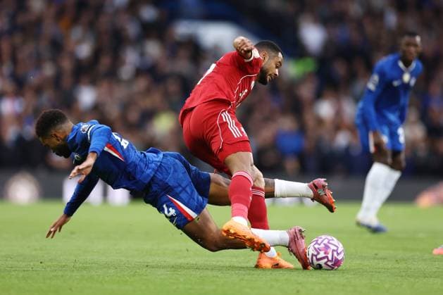 Chelsea v Liverpool 04 October 2025, London - Premier League Football - Chelsea v Liverpool - Cody Gakpo of Liverpool battles with Reece James of Chelsea - Photo: Jacques Feeney Offside. London UK Copyright: xJacquesxFeeneyx xOffsidexOffside