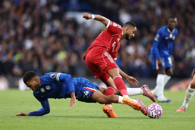 Sport Bilder des Tages Chelsea v Liverpool 04 October 2025, London - Premier League Football - Chelsea v Liverpool - Cody Gakpo of Liverpool battles with Reece James of Chelsea - Photo: Jacques Feeney Offside. London UK Copyright: xJacquesxFeeneyx xOffsidexOffside