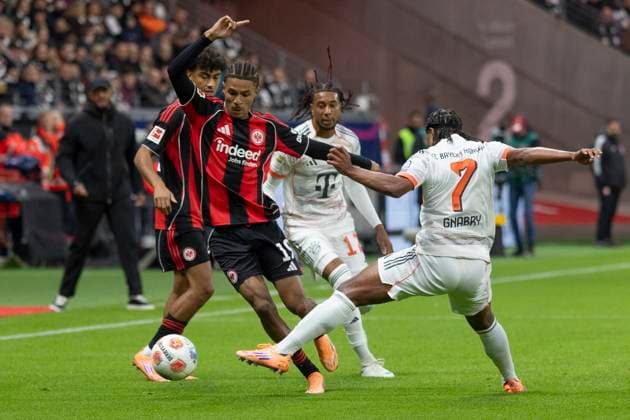 1. Fussball Bundesliga: Eintracht Frankfurt - FC Bayern München, 04.10.2025 Jean Bahoya (Eintracht Frankfurt 19) & Serge Gnabry (FC Bayern München 7) im Zweikampf um den Ball, Eintracht Frankfurt - FC Bayern München, Frankfurt, Deutsche Bank Park, 4.10.2025 Copyright: xBEAUTIFULxSPORTS Gawlikx