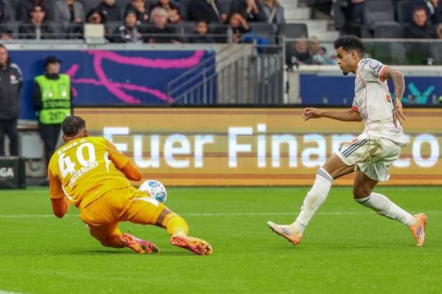 Kaua Santos 40 (Eintracht Frankfurt) faengt einen Ball vor Luis Diaz 14 (FC Bayern Muenchen) ab, Eintracht Frankfurt vs. FC Bayern Muenchen, DFL, Bundesliga, Saison 2025 2026, Deutsche Bank Park, Hinrunde, 6. Spieltag, 04.10.2025 DFB regulations prohibit any use of photographs as image sequences and or quasi-video Frankfurt Hessen Deutschland
