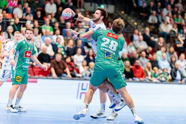v.l. Tim Suton (TBV Lemgo Lippe, 23), Tom Bergner (GWD Minden, 28) im Zweikampf GER, GWD Minden vs. TBV Lemgo Lippe, Handball, 1. Bundesliga, 7. Spieltag, Spielzeit 2025 2026, 04.10.2025 GER, GWD Minden vs. TBV Lemgo Lippe, Handball, 1. Bundesliga, 7. Spieltag, Spielzeit 2025 2026, 04.10.2025 Luebbecke Copyright: xEibner-Pressefoto JanxRollingerx EP_JSK