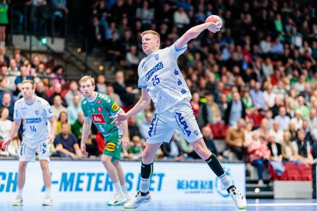 Niels Gerardus Versteijnen (TBV Lemgo Lippe, 25) beim Siebenmeter 7 Meter Wurf GER, GWD Minden vs. TBV Lemgo Lippe, Handball, 1. Bundesliga, 7. Spieltag, Spielzeit 2025 2026, 04.10.2025 GER, GWD Minden vs. TBV Lemgo Lippe, Handball, 1. Bundesliga, 7. Spieltag, Spielzeit 2025 2026, 04.10.2025 Luebbecke Copyright: xEibner-Pressefoto JanxRollingerx EP_JSK
