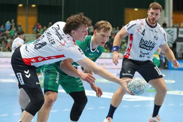 Handball DAIKIN HBL: SC DHfK Leipzig - SG Flensburg-Handewitt; 04.10.2025 Lasse Möller (64, SG Flensburg-Handewitt) und Blaer Hinriksson (44, SC DHfK Leipzig) im Kampf um den Ball. Handball, DAIKIN HBL, 1. Bundesliga, Saison 2025 2026, 7. Spieltag: SC DHfK Leipzig vs. SG Flensburg-Handewitt am 04.10.2025 in der Quarterback Immobilien Arena Leipzig. Copyright: xBEAUTIFULxSPORTS JanxKaeferx