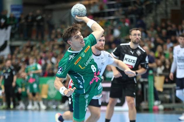 Handball DAIKIN HBL: SC DHfK Leipzig - SG Flensburg-Handewitt; 04.10.2025 Lucas Krzikalla (8, SC DHfK Leipzig) wirft einen Siebenmeter. Handball, DAIKIN HBL, 1. Bundesliga, Saison 2025 2026, 7. Spieltag: SC DHfK Leipzig vs. SG Flensburg-Handewitt am 04.10.2025 in der Quarterback Immobilien Arena Leipzig. Copyright: xBEAUTIFULxSPORTS JanxKaeferx