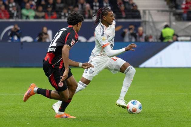 1. Fussball Bundesliga: Eintracht Frankfurt - FC Bayern München, 04.10.2025 Elye Wahi (Eintracht Frankfurt 17) am Ball wird von Nathaniel Brown (Eintracht Frankfurt 21) gejagt, Eintracht Frankfurt - FC Bayern München, Frankfurt, Deutsche Bank Park, 4.10.2025 Copyright: xBEAUTIFULxSPORTS Gawlikx