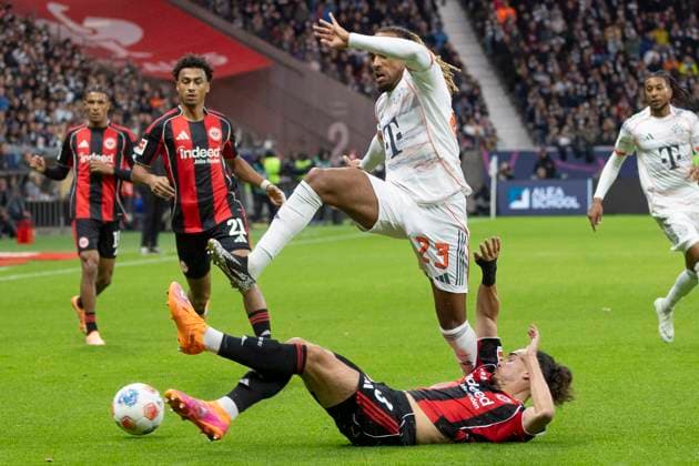 1. Fussball Bundesliga: Eintracht Frankfurt - FC Bayern München, 04.10.2025 Arthur Theate (Eintracht Frankfurt 3) grätscht den Ball vor Sacha Boey (FC Bayern München 23) ab, Eintracht Frankfurt - FC Bayern München, Frankfurt, Deutsche Bank Park, 4.10.2025 Copyright: xBEAUTIFULxSPORTS Gawlikx