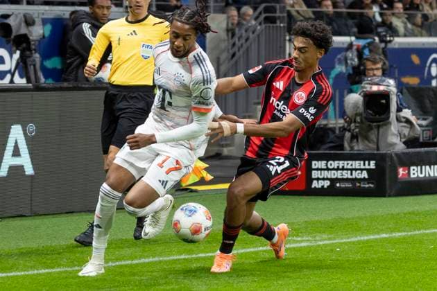 1. Fussball Bundesliga: Eintracht Frankfurt - FC Bayern München, 04.10.2025 Michael Olise (FC Bayern München 17) & Nathaniel Brown (Eintracht Frankfurt 21) im Zweikampf u mden Ball, Eintracht Frankfurt - FC Bayern München, Frankfurt, Deutsche Bank Park, 4.10.2025 Copyright: xBEAUTIFULxSPORTS Gawlikx