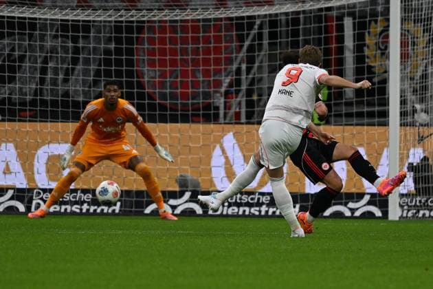 04.10.2025, xsltx, Fussball 1.Bundesliga, Eintracht Frankfurt - FC Bayern München v.l. Harry Kane (FC Bayern Muenchen) Torschuetze, erzielt das Tor, Treffer, scores the goal 0:2 Kaua Santos (Eintracht Frankfurt) (DFL DFB REGULATIONS PROHIBIT ANY USE OF PHOTOGRAPHS as IMAGE SEQUENCES and or QUASI-VIDEO) Frankfurt am Main