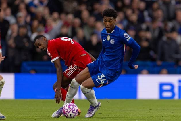 Football - FA Premier League - Chelsea FC v Liverpool FC LONDON, ENGLAND - Saturday, October 4, 2025: Chelsea s Josh Acheampong during the FA Premier League match between Chelsea FC and Liverpool FC at Stamford Bridge. (Photo by David Rawcliffe Propaganda) LONDON Stamford Bridge GREATER LONDON ENGLAND  Copyright: xDavidxRawcliffex P2025-10-04-Chelsea_Liverpool-95