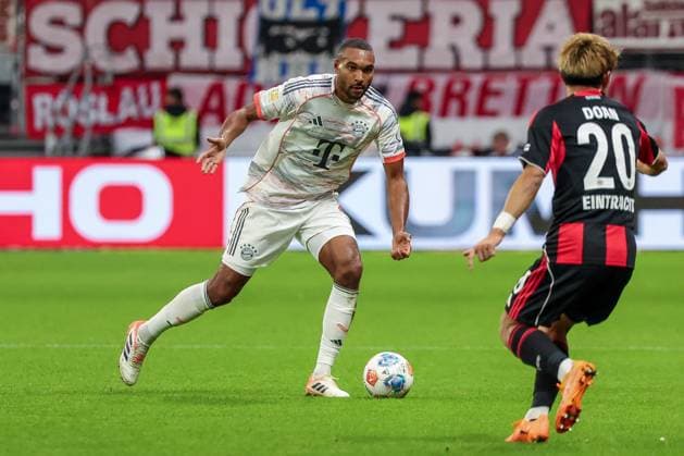 Jonathan Tah 4 (FC Bayern Muenchen) im Duell mit Ritsu Doan 20 (Eintracht Frankfurt), Eintracht Frankfurt vs. FC Bayern Muenchen, DFL, Bundesliga, Saison 2025 2026, Deutsche Bank Park, Hinrunde, 6. Spieltag, 04.10.2025 DFB regulations prohibit any use of photographs as image sequences and or quasi-video Frankfurt Hessen Deutschland