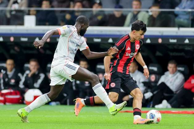 Dayot Upamecano (FC Bayern Muenchen) und Can Uzun (Eintracht Frankfurt) kaempfen um den Ball, Bundesliga, Eintracht Frankfurt v FC Bayern München, Deutsche Bank Park am 04. October 2025 in Frankfurt am Main, Deutschland. (Foto von Marco Steinbrenner DeFodi Images) Dayot Upamecano (FC Bayern Muenchen) und Can Uzun (Eintracht Frankfurt) battle for the ball, Bundesliga, Eintracht Frankfurt v FC Bayern München, Deutsche Bank Park, October 4, 2025 in Frankfurt am Main, Germany. (Photo by Marco Steinbrenner DeFodi Images) DFL regulations prohibit any use of photographs as image sequences and or quasi-video. Dayot Upamecano FC Bayern Muenchen and Can Uzun Eintracht Frankfurt battle for the ball, Bundesliga, Eintracht Frankfurt v FC Bayern München, Deutsche Bank Park, October 04, 2025 in Frankfurt am Main, Germany Photo by Marco Steinbrenner DeFodi Images Dayot Upamecano FC Bayern Muenchen and Can Uzun Eintracht Frankfurt battle for the ball, Bundesliga, Eintracht Frankfurt v FC Bayern München, Deutsche Bank Park, October 4, 2025 in Frankfurt am Main, Germany Photo by Marco Steinbrenner DeFodi Images DFL regulations prohibit any use of photographs as image sequences and or quasi video