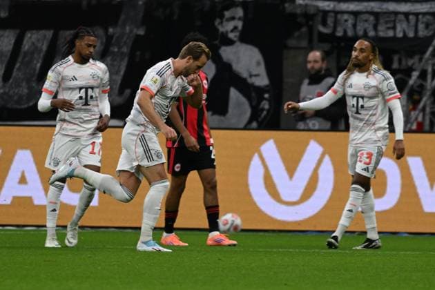 04.10.2025, xsltx, Fussball 1.Bundesliga, Eintracht Frankfurt - FC Bayern München v.l. Torjubel nach dem Tor zum celebrating the goal celebrate 0:2 durch Harry Kane (FC Bayern Muenchen) (DFL DFB REGULATIONS PROHIBIT ANY USE OF PHOTOGRAPHS as IMAGE SEQUENCES and or QUASI-VIDEO) Frankfurt am Main