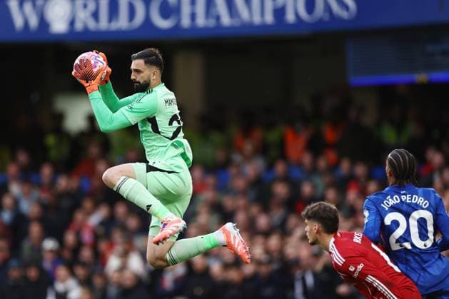 Chelsea v Liverpool 04 October 2025, London - Premier League Football - Chelsea v Liverpool - Liverpool goalkeeper Giorgi Mamardashvili jumps to catch the ball - Photo: Jacques Feeney Offside. London UK Copyright: xJacquesxFeeneyx xOffsidexOffside