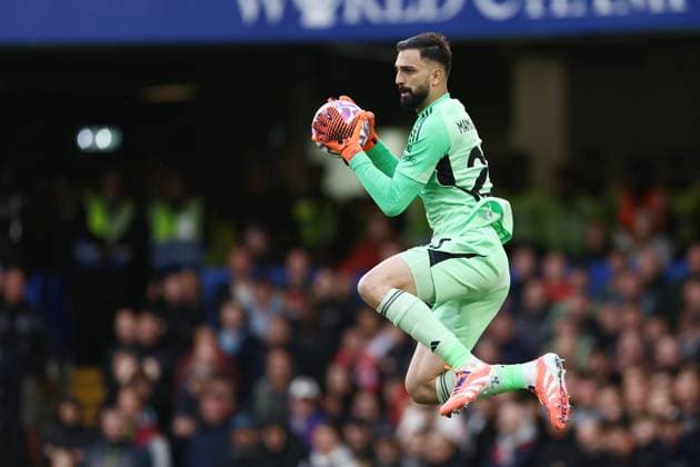 Chelsea v Liverpool 04 October 2025, London - Premier League Football - Chelsea v Liverpool - Liverpool goalkeeper Giorgi Mamardashvili jumps to catch the ball - Photo: Jacques Feeney Offside. London UK Copyright: xJacquesxFeeneyx xOffsidexOffside