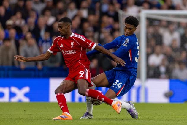 Football - FA Premier League - Chelsea FC v Liverpool FC LONDON, ENGLAND - Saturday, October 4, 2025: Liverpool s Alexander Isak (L) is challenged by Chelsea s Josh Acheampong during the FA Premier League match between Chelsea FC and Liverpool FC at Stamford Bridge. (Photo by David Rawcliffe Propaganda) LONDON Stamford Bridge GREATER LONDON ENGLAND  Copyright: xDavidxRawcliffex P2025-10-04-Chelsea_Liverpool-99