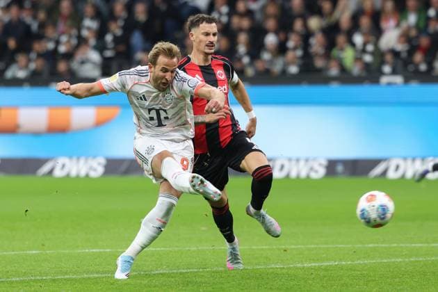 Eintracht Frankfurt - FC Bayern München, 1. FBL Harry Kane (Bayern München, 9) vor Robin Koch (Eintracht Frankfurt, 4) . Bundesligaspiel zwischen Eintracht Frankfurt und dem FC Bayern München am 4. Oktober 2025 im Deutsche Bank Park in Frankfurt am Main., Frankfurt am Main Hessen Deutschland Deutsche Bank Park