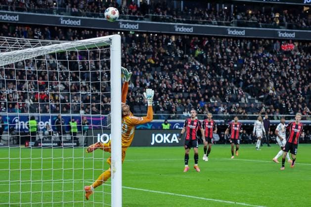 Serge Gnabry 7 (FC Bayern Muenchen) zieht ab, der Ball geht knapp ueber das Tor von Kaua Santos 40 (Eintracht Frankfurt), Eintracht Frankfurt vs. FC Bayern Muenchen, DFL, Bundesliga, Saison 2025 2026, Deutsche Bank Park, Hinrunde, 6. Spieltag, 04.10.2025 DFB regulations prohibit any use of photographs as image sequences and or quasi-video Frankfurt Hessen Deutschland