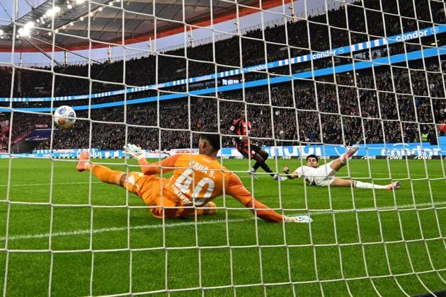 04.10.2025, xjhx, Fussball 1.Bundesliga, Eintracht Frankfurt - FC Bayern München v.l. Luis Diaz (FC Bayern Muenchen) Torschuetze, erzielt das Tor, Treffer, scores the goal 0:1 Kaua Santos (Eintracht Frankfurt) (DFL DFB REGULATIONS PROHIBIT ANY USE OF PHOTOGRAPHS as IMAGE SEQUENCES and or QUASI-VIDEO) Frankfurt am Main