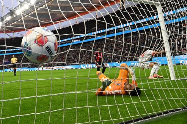 04.10.2025, xjhx, Fussball 1.Bundesliga, Eintracht Frankfurt - FC Bayern München v.l. Luis Diaz (FC Bayern Muenchen) Torschuetze, erzielt das Tor, Treffer, scores the goal 0:1 Kaua Santos (Eintracht Frankfurt) (DFL DFB REGULATIONS PROHIBIT ANY USE OF PHOTOGRAPHS as IMAGE SEQUENCES and or QUASI-VIDEO) Frankfurt am Main