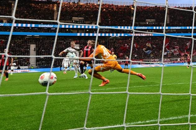 04.10.2025, xjhx, Fussball 1.Bundesliga, Eintracht Frankfurt - FC Bayern München v.l. Harry Kane (FC Bayern Muenchen) Torschuetze, erzielt das Tor, Treffer, scores the goal 0:2 Kaua Santos (Eintracht Frankfurt) (DFL DFB REGULATIONS PROHIBIT ANY USE OF PHOTOGRAPHS as IMAGE SEQUENCES and or QUASI-VIDEO) Frankfurt am Main