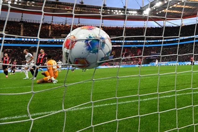 04.10.2025, xjhx, Fussball 1.Bundesliga, Eintracht Frankfurt - FC Bayern München v.l. Harry Kane (FC Bayern Muenchen) Torschuetze, erzielt das Tor, Treffer, scores the goal 0:2 Kaua Santos (Eintracht Frankfurt) (DFL DFB REGULATIONS PROHIBIT ANY USE OF PHOTOGRAPHS as IMAGE SEQUENCES and or QUASI-VIDEO) Frankfurt am Main