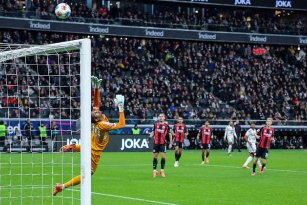 Serge Gnabry 7 (FC Bayern Muenchen) zieht ab, der Ball geht knapp ueber das Tor von Kaua Santos 40 (Eintracht Frankfurt), Eintracht Frankfurt vs. FC Bayern Muenchen, DFL, Bundesliga, Saison 2025 2026, Deutsche Bank Park, Hinrunde, 6. Spieltag, 04.10.2025 DFB regulations prohibit any use of photographs as image sequences and or quasi-video Frankfurt Hessen Deutschland