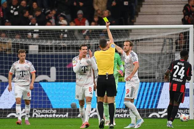 Gebe Karte,Verwarnung Leon GORETZKA (Bayern Muenchen) nach Handtor von Frankfurt. Fussball 1. Bundesliga Saison 2025 2026, 6.Spieltag, Spieltag06 Eintracht Frankfurt - FC Bayern Muenchen am 04.10.2025 DEUTSCHE BANK PARK