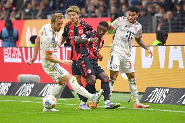 v.li:Harry KANE (Bayern Muenchen),Ritsu DOAN (Eintracht Frankfurt),Aurelio Gabriel Ulineia Buta (Eintracht Frankfurt),Luis DIAZ (Bayern Muenchen), Aktion,Zweikampf. Fussball 1. Bundesliga Saison 2025 2026, 6.Spieltag, Spieltag06 Eintracht Frankfurt - FC Bayern Muenchen am 04.10.2025 DEUTSCHE BANK PARK