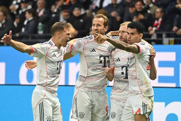Torjubel v.li: Joshua KIMMICH (Bayern Muenchen) Harry KANE (Bayern Muenchen),Konrad LAIMER (Bayern Muenchen),Torschuetze Luis DIAZ (Bayern Muenchen) nach Tor zum 0-1, Jubel,Freude,Begeisterung,Aktion, Fussball 1. Bundesliga Saison 2025 2026, 6.Spieltag, Spieltag06 Eintracht Frankfurt - FC Bayern Muenchen am 04.10.2025 DEUTSCHE BANK PARK