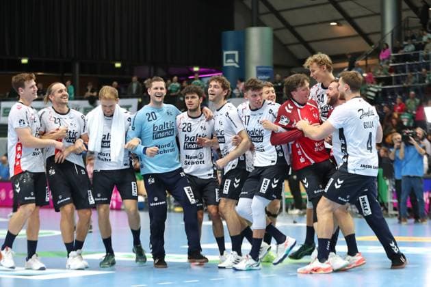 Handball DAIKIN HBL: SC DHfK Leipzig - SG Flensburg-Handewitt; 04.10.2025 Freude beim Team von Flensburg-Handewitt über den klaren SIeg. Handball, DAIKIN HBL, 1. Bundesliga, Saison 2025 2026, 7. Spieltag: SC DHfK Leipzig vs. SG Flensburg-Handewitt am 04.10.2025 in der Quarterback Immobilien Arena Leipzig. Copyright: xBEAUTIFULxSPORTS JanxKaeferx