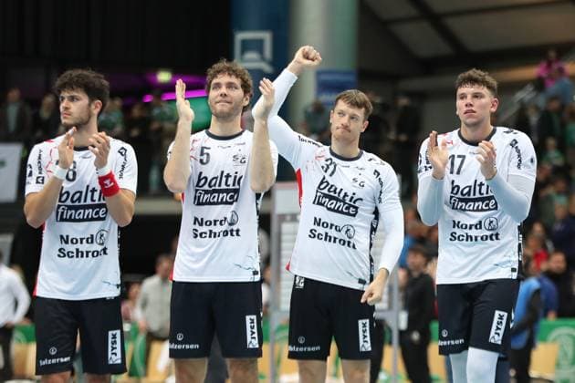 Handball DAIKIN HBL: SC DHfK Leipzig - SG Flensburg-Handewitt; 04.10.2025 Emil Jakobsen (31, SG Flensburg-Handewitt) und Kollegen bejubeln den klaren Sieg. Handball, DAIKIN HBL, 1. Bundesliga, Saison 2025 2026, 7. Spieltag: SC DHfK Leipzig vs. SG Flensburg-Handewitt am 04.10.2025 in der Quarterback Immobilien Arena Leipzig. Copyright: xBEAUTIFULxSPORTS JanxKaeferx