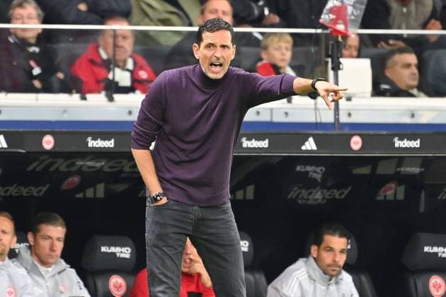 Dino TOPPMOELLER (Trainer Eintracht Frankfurt) Gestik,gibt Anweisungen,Einzelbild,angeschnittenes Einzelmotiv,Halbfigur,halbe Figur. Fussball 1. Bundesliga Saison 2025 2026, 6.Spieltag, Spieltag06 Eintracht Frankfurt - FC Bayern Muenchen am 04.10.2025 DEUTSCHE BANK PARK