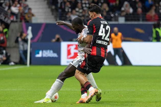 1. Fussball Bundesliga: Eintracht Frankfurt - FC Bayern München, 04.10.2025 Dayot Upamecano (FC Bayern München 2) & Can Uzun (Eintracht Frankfurt 42) im Zweikampf um den Ball, Eintracht Frankfurt - FC Bayern München, Frankfurt, Deutsche Bank Park, 4.10.2025 Copyright: xBEAUTIFULxSPORTS Gawlikx