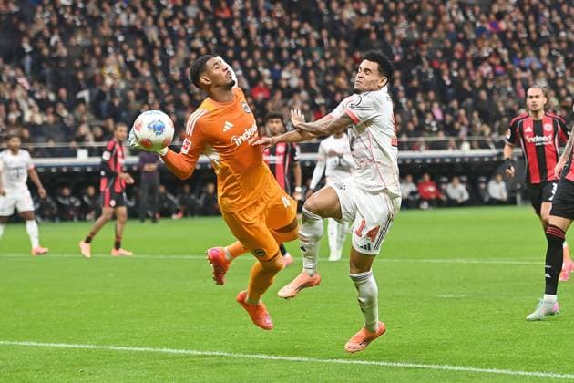 Luis DIAZ (Bayern Muenchen), Aktion,Zweikampf gegen Torwart Santos KAUA (F),Strafraumszene. Fussball 1. Bundesliga Saison 2025 2026, 6.Spieltag, Spieltag06 Eintracht Frankfurt - FC Bayern Muenchen am 04.10.2025 DEUTSCHE BANK PARK Â