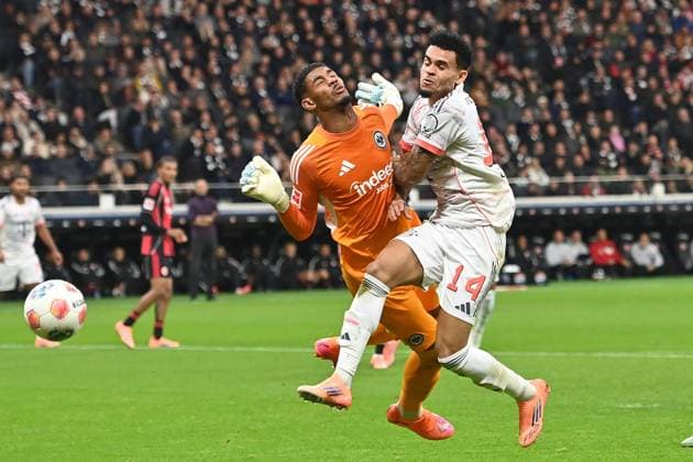 Luis DIAZ (Bayern Muenchen), Aktion,Zweikampf gegen Torwart Santos KAUA (F),Strafraumszene. Fussball 1. Bundesliga Saison 2025 2026, 6.Spieltag, Spieltag06 Eintracht Frankfurt - FC Bayern Muenchen am 04.10.2025 DEUTSCHE BANK PARK