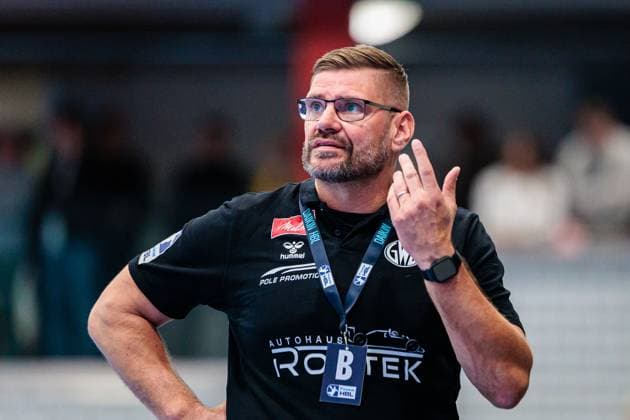 Aaron Ziercke (GWD Minden, Trainer) ist enttaeuscht unzufrieden GER, GWD Minden vs. TBV Lemgo Lippe, Handball, 1. Bundesliga, 7. Spieltag, Spielzeit 2025 2026, 04.10.2025 GER, GWD Minden vs. TBV Lemgo Lippe, Handball, 1. Bundesliga, 7. Spieltag, Spielzeit 2025 2026, 04.10.2025 Luebbecke Copyright: xEibner-Pressefoto JanxRollingerx EP_JSK