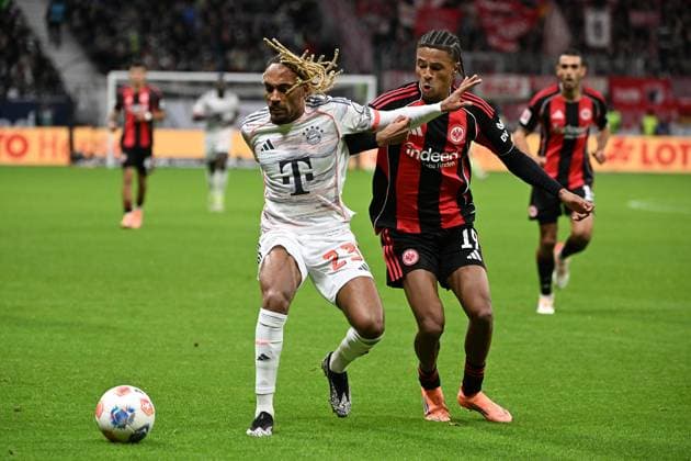 04.10.2025, xjhx, Fussball 1.Bundesliga, Eintracht Frankfurt - FC Bayern München v.l. Sacha Boey (FC Bayern Muenchen) Jean-Matteo Bahoya (Eintracht Frankfurt) Zweikampf, Aktion, action, battle for the ball (DFL DFB REGULATIONS PROHIBIT ANY USE OF PHOTOGRAPHS as IMAGE SEQUENCES and or QUASI-VIDEO) Frankfurt am Main