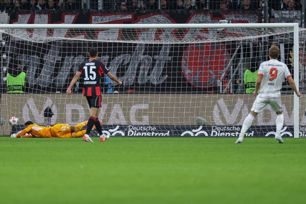 Fußball 1. Bundesliga - Eintracht Frankfurt - FC Bayern München am 04.10.2025 im Deutsche Bank Park in Frankfurt Harry Kane (Muenchen 9) erzielt gegen Torwart Kaua Morais Vieira dos Santos (Frankfurt 40) das Tor zum 0 zu 2