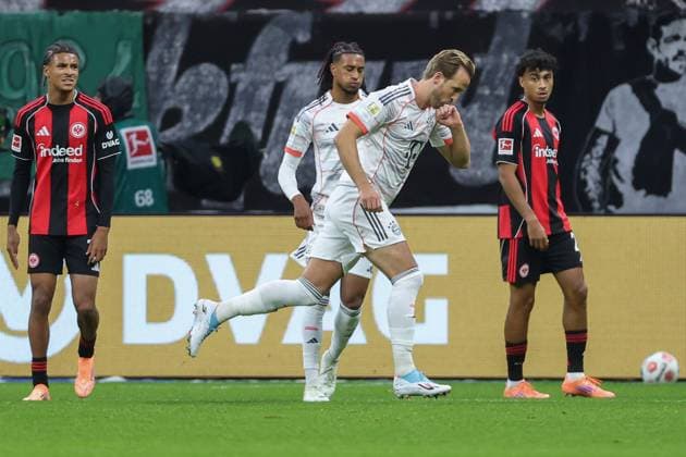 Fußball 1. Bundesliga - Eintracht Frankfurt - FC Bayern München am 04.10.2025 im Deutsche Bank Park in Frankfurt Jubel, Torjubel, Torschuetze, Torschütze Harry Kane (Muenchen 9) jubelt nach seinem Tor zum 0 zu 2 , Jean Matteo Bahoya (Frankfurt 19) und Nathaniel Nene Brown (Frankfurt 21) schauen der Szenerie zu
