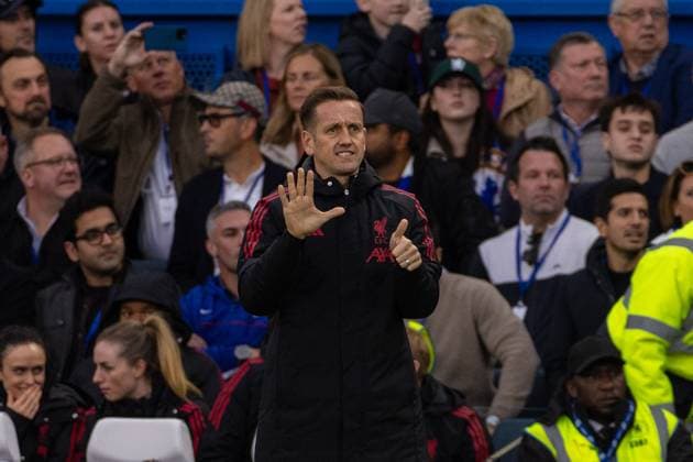 Football - FA Premier League - Chelsea FC v Liverpool FC LONDON, ENGLAND - Saturday, October 4, 2025: Liverpool s set piece coach Aaron Briggs during the FA Premier League match between Chelsea FC and Liverpool FC at Stamford Bridge. (Photo by David Rawcliffe Propaganda) LONDON Stamford Bridge GREATER LONDON ENGLAND  Copyright: xDavidxRawcliffex P2025-10-04-Chelsea_Liverpool-108